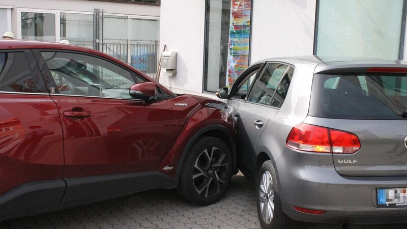 Ein Autofahrer hat am Freitag in Vilsbiburg die Pedale in seinem Wagen verwechselt - und dadurch einen Unfall verursacht.