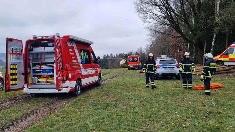 Zu einem Waldunfall kam es bei Teisnach. Auch ein Hubschrauber war vor Ort, um den Schwerverletzten ins Krankenhaus zu bringen.