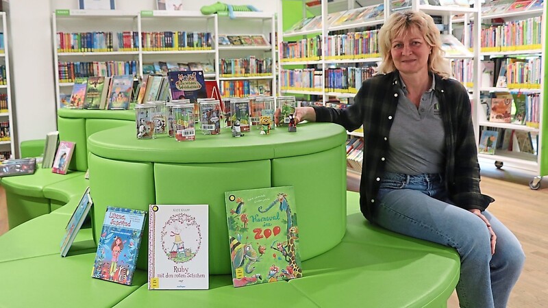 Büchereileiterin Sonja Schweiß zeigt die Tonies-Figuren. Die Hörspiele sind aktuell bei den Kindern der Renner. Die Bücherei hat den Bestand der Figuren nun aufgestockt.
