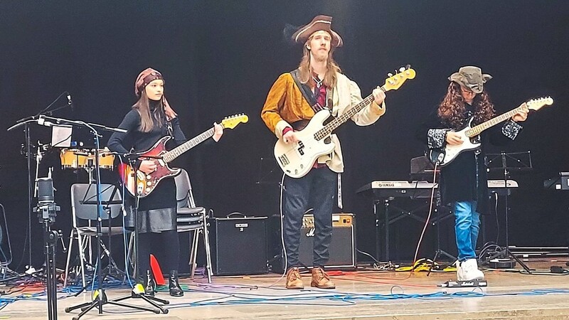 Gitarrenlehrer Max Paintner und "Teen Spirit" rockten die Bühne.