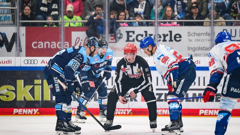 Der Landshuter Tobias Schwenk ist Woche für Woche in den Hallen der süddeutschen Eishockey-Erstligisten als Linienrichter im Einsatz - derzeit als einziger Niederbayer.