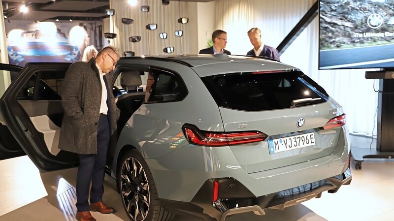 Sportliche Eleganz: Der neue BMW i5 Touring.