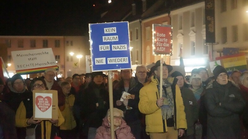 Im Nachgang der Anti-Rechts-Demo am Dienstagabend in Deggendorf wurde die Teilnehmerzahl nach oben korrigiert. Statt 500 waren es wohl über 1000.