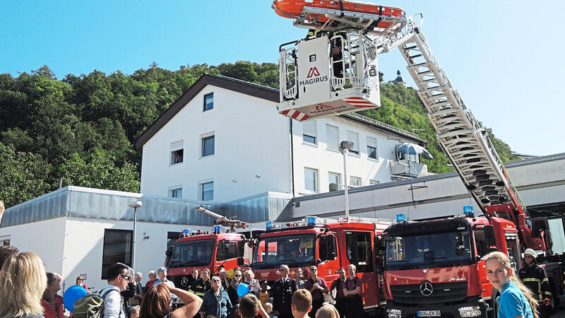 Hoch oben auf der neuen Drehleiter der Feuerwehr lag als Testobjekt für die "Personenrettung" fest angeschnallt in einem Tragekorb Bürgermeister Franz Schedlbauer. Diese und viele weitere Attraktionen sorgten dafür, dass den zahlreichen Besuchern nicht langweilig wurde.