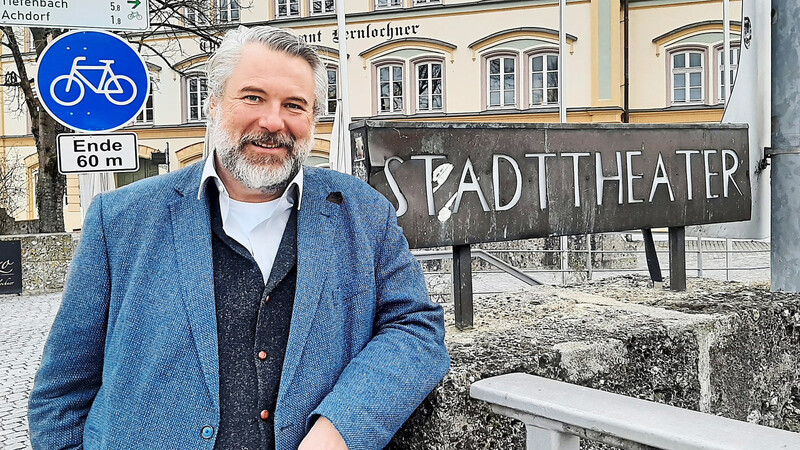 Dieter Fischer vor dem Landshuter Stadttheater - dort, wo für ihn als Schauspieler alles begann.