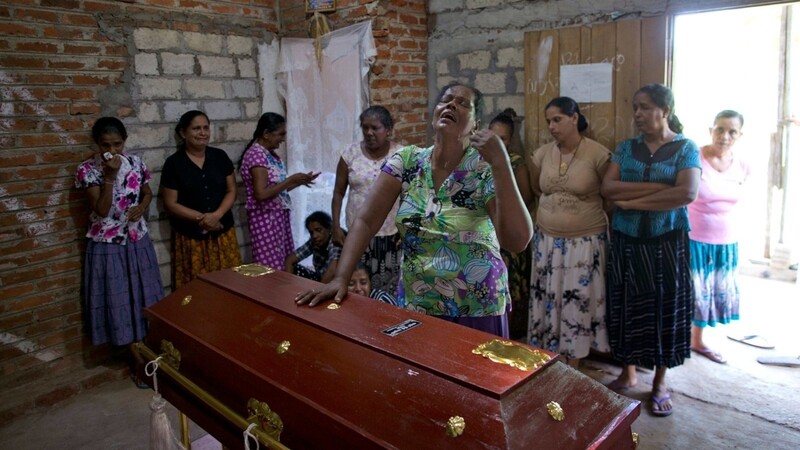 Grenzenlose Trauer: Eine Frau steht weinend am Sarg mit dem Leichnam ihrer 12-jährigen Nichte Sneha Savindi.