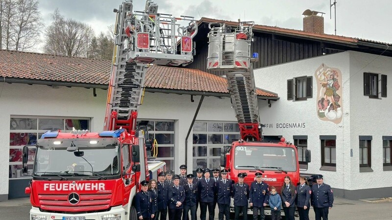 Die Kameraden der Feuerwehr Bodenmais freuen sich über das neue Drehleiterfahrzeug.