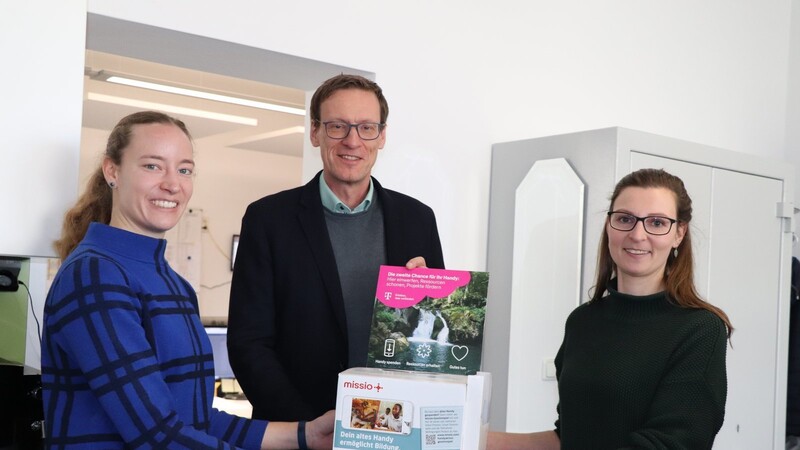Spendenübergabe der besonderen Art: Melanie Falkenstein (links), Wolfgang Korn und Tanja Frech mit einer der Sammelboxen für die Althandys.