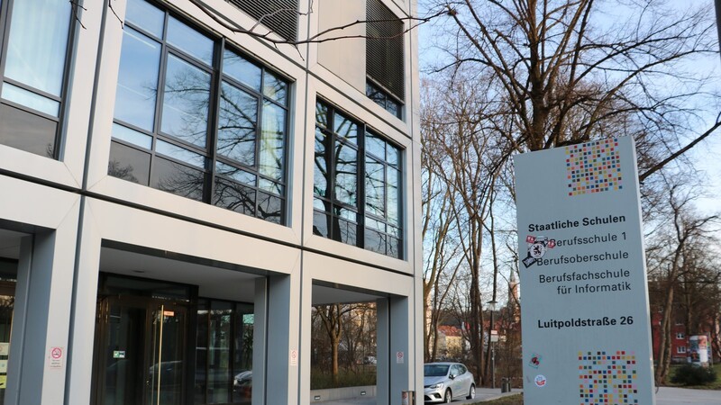 An der Staatlichen Berufsschule 1 an der Luitpoldstraße gibt es das Berufsvorbereitungsjahr "Neustart". Diese Klasse wird mit Mitteln aus dem Europäischen Sozialfonds gefördert.