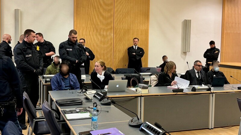 Unter anderem wegen Meuterei stehen vier Insassen der JVA Straubing in Regensburg vor Gericht. Auslöser soll ein 30-Jähriger gewesen sein, den ein Gericht als "getrieben von Hass" beschrieben hat.