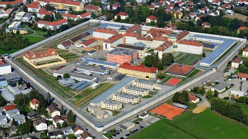 1902 nahm die JVA Straubing ihren Betrieb auf. Heute können hier 845 Häftlinge untergebracht werden.