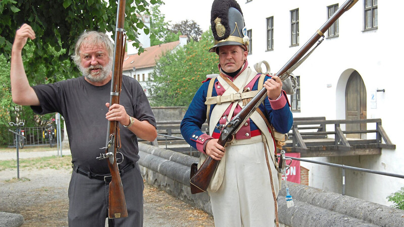 Der Historie verschrieben: Marcus Junkelmann (links) im Jahre 2015 am Rande der Landesausstellung zum Thema Napoleon vor dem Armeemuseum in Ingolstadt.