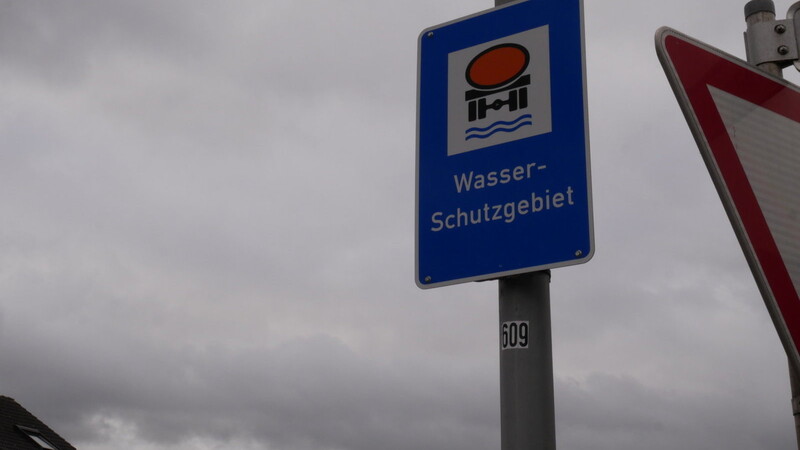 Düstere Wolken über dem Schild fürs Wasserschutzgebiet bei Ahrain. Auch in Pfeffenhausen soll ein solches Gebiet ausgewiesen werden. Die Betroffenen berichten, welche Probleme sie dann hätten.