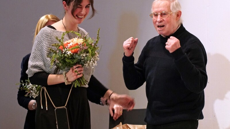 Bei den Mitarbeiterinnen des Koenigmuseums (im Bild: Noemi Frattini, Assistenz der Museumsleitung) bedankte sich Franz Weickmann mit Blumensträußen.