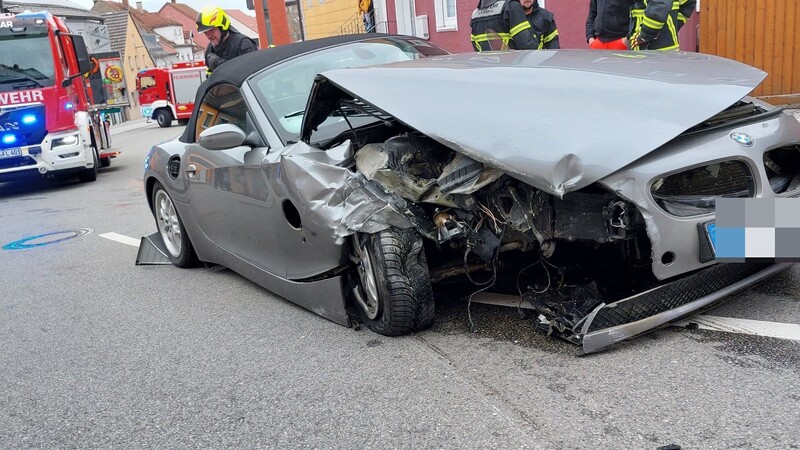 Der Fahrer dieses BMW wurde leicht verletzt.