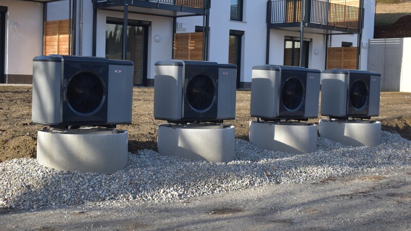 Diese Wärmepumpen stehen an einer Wohnanlage in Geisenhausen und sollen die Wohnungen auf angenehme Temperaturen bringen.