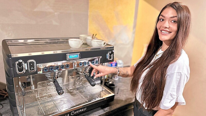 Zumindest die Kaffee-Maschine läuft schon perfekt. Ansonsten gibt es aber noch einiges zu tun, bis die neue Pächterin Simona Kabourkova das altehrwürdige Café Rathaus so neu gestaltet hat, dass es das Café "Goldie" nach ihren Vorstellungen ist.