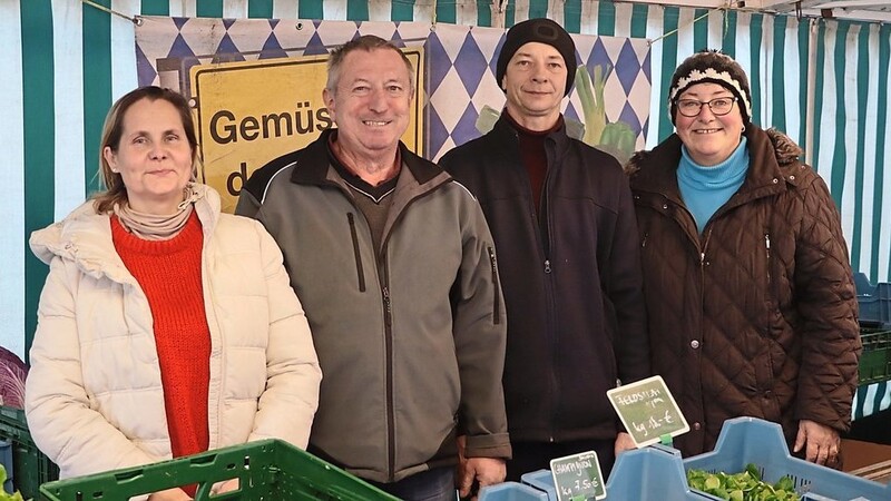 Freuten sich über den ersten Marktag von "Sagstetters Gemüseladen" in Landau: Karl Sagstetter (2.v.l.) und die Verkäufer Piotr Szczesniak (2.v.r.), Monika Szczesniak (l.) und Roswitha Fink (r.)