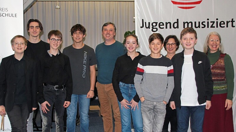 Die erfolgreichen Teilnehmer bei "Jugend musiziert" mit ihren Lehrkräften Siegi Mühlbauer (Fünfter von links), Birgit Eberl (Dritte von rechts) und Romy Börner (rechts) .