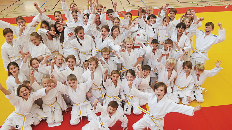 Die Schüler seien "mit Feuereifer" beim Judounterricht, sagt Sportlehrer und Judoka Wolfram Attenberger.