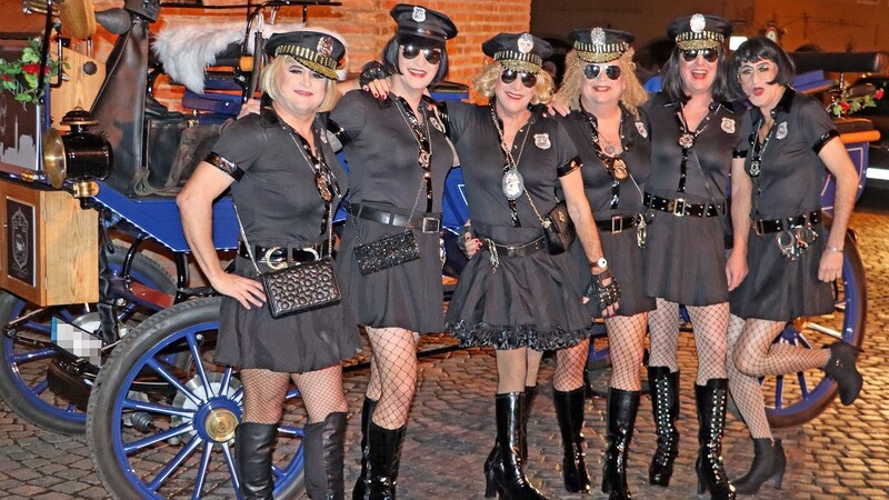 Oberstes Gebot für das Auftreten der Gruppe: einheitliche Kostümierung. Dieses Jahr glänzen die Udos in Polizistinnen-Kostüm und Latex-Highheels.