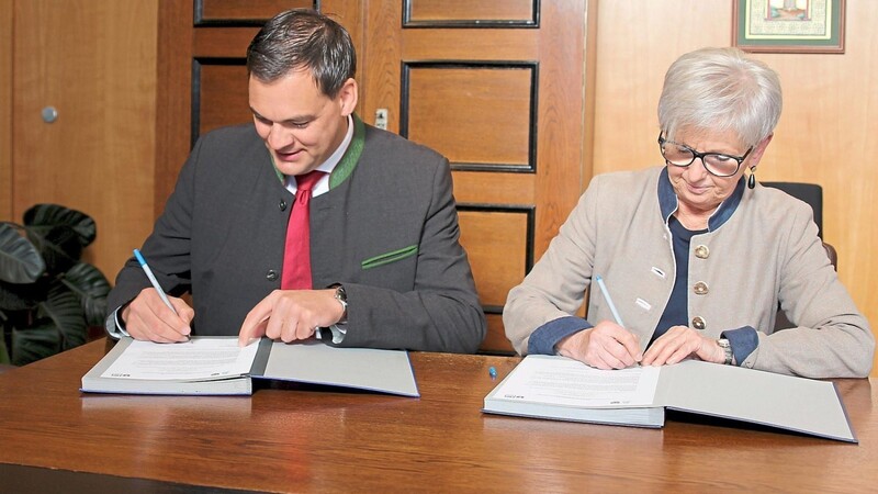 Die Landräte Rita Röhrl und Sebastian Gruber unterzeichneten die Kooperationsvereinbarung.