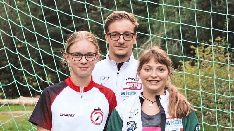 Drei von vier Siegern des zweiten OLs der DegParkTour 2019/2020 am Donnerstag in Greising (v. l.): Verena Hötzinger (Jugend), Georg Biller (Herren) und Evi Zimmermann (Kids).