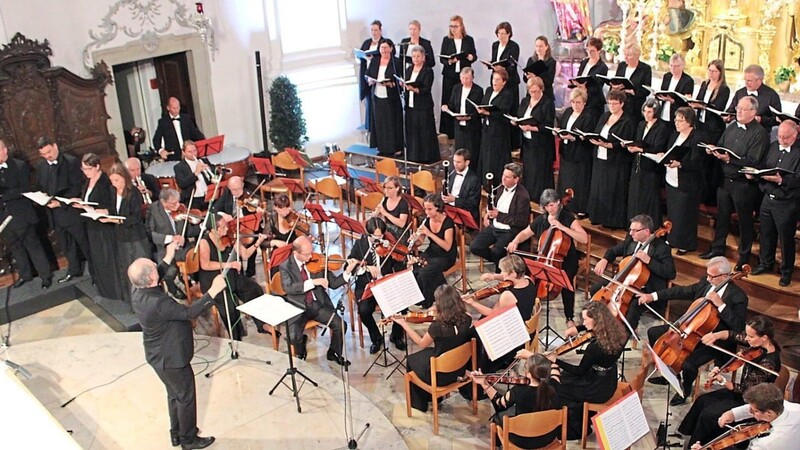 Siegfried Beck bei seinem letzten Konzert als Chordirektor in der Stadtpfarrkirche in Viechtach.