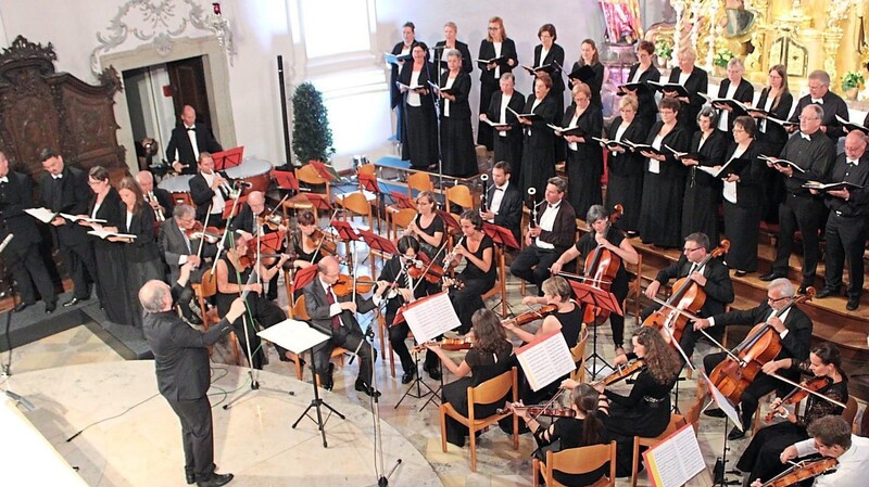 Siegfried Beck bei seinem letzten Konzert als Chordirektor in der Stadtpfarrkirche in Viechtach.