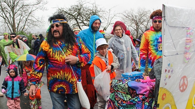Aus den 70ern: eine Gruppe gut gelaunter Hippies