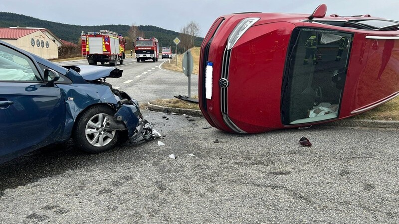 Der rote VW kippte beim Unfall auf die Seite.