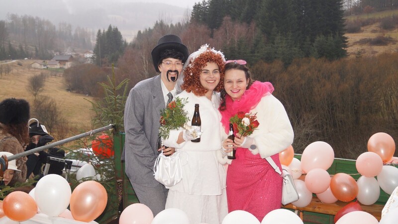 Die Frischvermählten beim Umzug - hier mit der Kranzljungfrau - in der offenen Hochzeitskutsche.