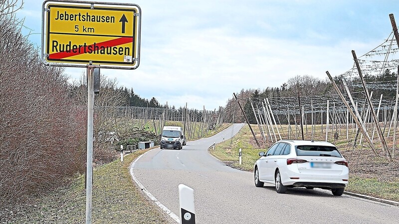 Der Landkreis Pfaffenhofen baut in diesem Jahr die Kreisstraße PAF 10 zwischen Rudertshausen und Wolnzach auf einer Länge von etwa fünf Kilometern aus. Die Bautrupps rücken im Frühjahr an, sobald es die Witterung zulässt.
