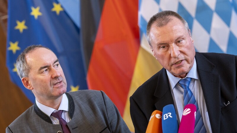 Der bayerische Wirtschaftsminister Hubert Aiwanger (l.) tauscht sich mit Wolfgang Peiskar von der Bürgerinitiative "Gegenwind Altötting" über einen geplanten Windpark im Landkreis Altötting aus.