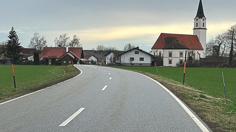 Von weiten sichtbar ist das Ortsschild von Kirchdorf, wenn Fahrzeughalter auf das Dorf zufahren. Einen Geschwindigkeitstrichter wird es nicht geben.