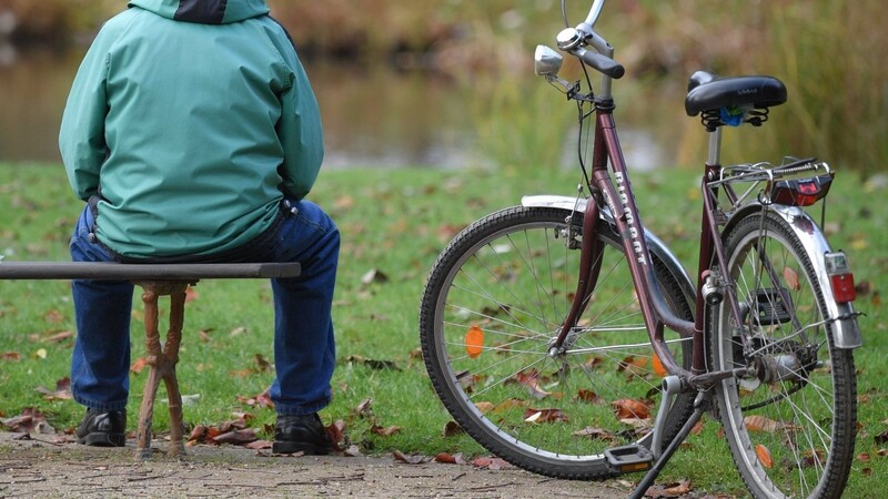 Ein älterer Mann sitzt auf einer Parkbank. Der frühere SPD-Chef Franz Müntefering machte jüngst auf das Problem der Alterseinsamkeit in unserer Gesellschaft aufmerksam.