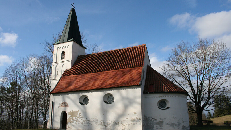 Die Nikolai-Bergkapelle mit sichtbaren Schäden an der Fassade.