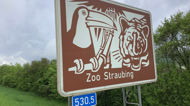 Die Hinweistafeln auf den Straubinger Tierpark an der Autobahn Regensburg-Passau sind nicht mehr verkehrssicher und müssen weg. Ob sie von neuen ersetzt werden, liegt an der Stadt Straubing.
