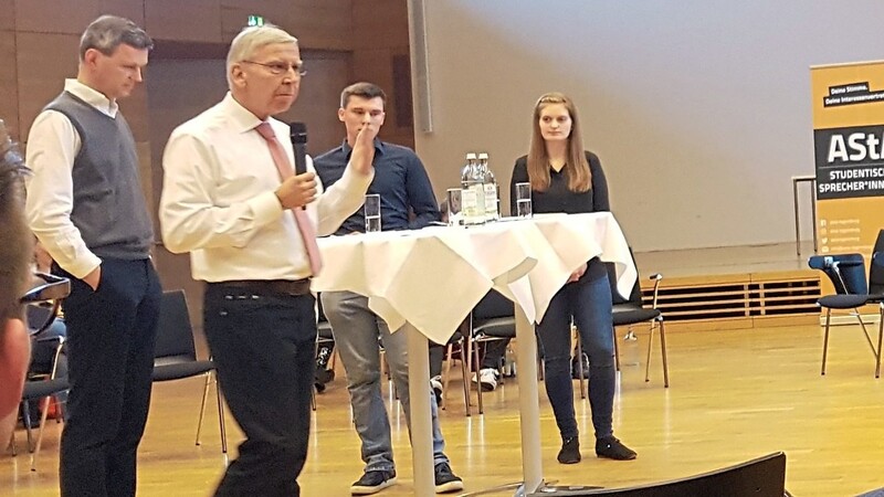 Uni-Präsident Udo Hebel (2. v. l.) und Vizepräsident Nikolaus Korber (l.) diskutierten mit den Studenten.