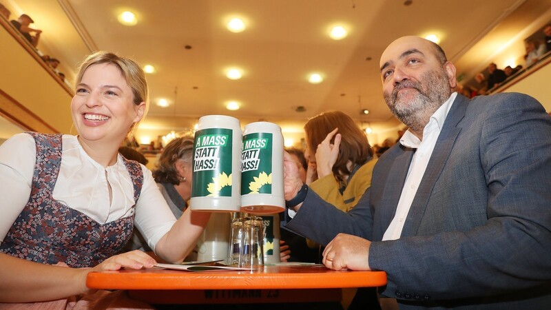Katharina Schulze und Omid Nouripour waren die Hauptredner beim Politischen Aschermittwoch der Grünen in Landshut. Das Motto der Veranstaltung: "A Mass statt Hass".