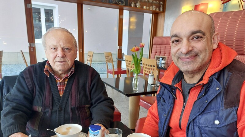 Django Asül (r.) mit Hans Morbach (l.), einem seiner Stammtischbrüder im Café Einhellig in Hengersberg. Hans Morbach ist einer der Protagonisten in Djangos neuem Programm.