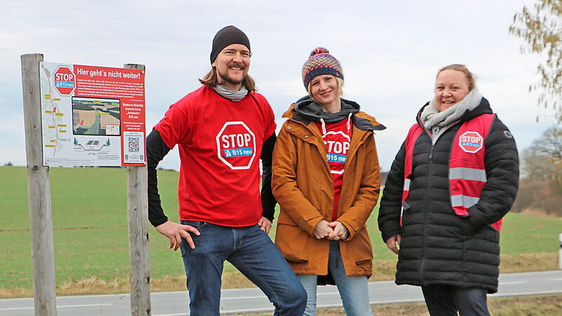 Die beiden Bürgerinitiativen-Sprecher Michael Schabl (v.l.) und Theresa Herdt mit Unterstützerin Martina Wartenberg an der Staatsstraße 2045 bei Adlkofen.