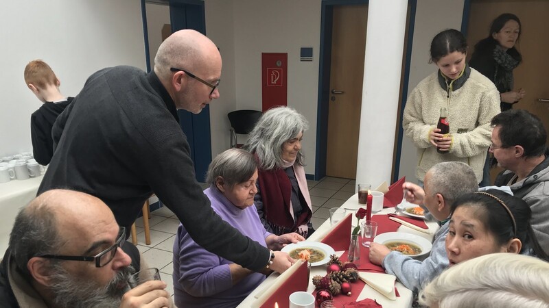 Auch Pfarrer Moritz Drucker bedient die Gäste und verteilt die Suppe an den Tischen.