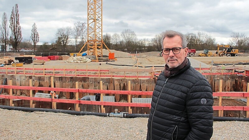 Noch sind Bauarbeiter mit den Fundamenten beschäftigt, doch wenn erst einmal in die Höhe gebaut wird, wird es dank der zwei Kräne auf der Baustelle relativ schnell gehen, sagt Helmut Steininger.
