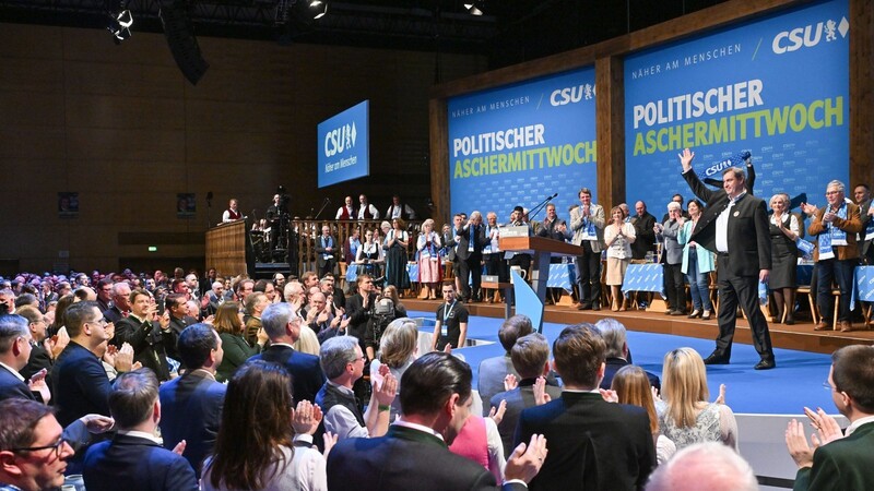 Markus Söder lässt sich nach seiner Rede beim Politischen Aschermittwoch in Passau feiern. Der CSU-Chef schimpfte wieder einmal lieber auf die Ampel, statt zu erklären, wohin seine Partei europapolitisch will.
