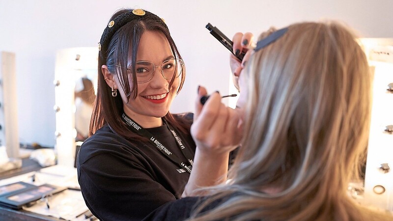Sophia Schraufstetter macht das Make-up von einem Model der Berliner Fashion Week. Dafür bekam sie genaue Anweisungen von dem Modelabel.