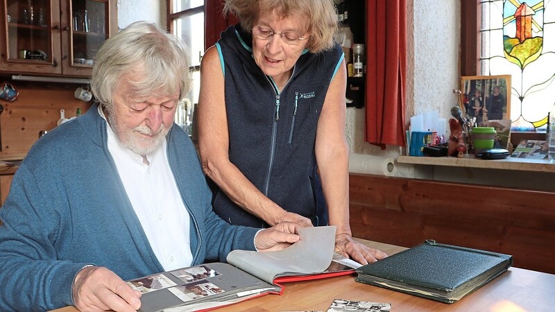 Da werden Erinnerungen wach: Dieter Gewies und seine Frau Gitti beim Durchblättern ihres alten Fotoalbums.