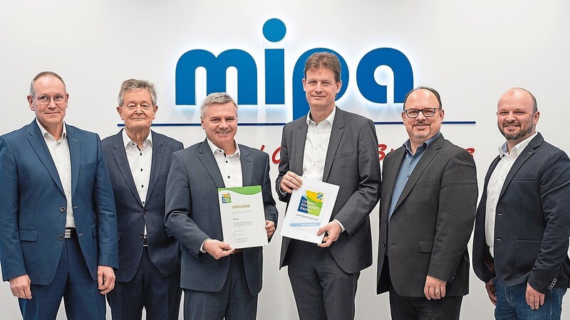 Landrat Peter Dreier (3.v.l.) überreichte dem MIPA-Vorstandsvorsitzenden Markus Fritzsche (4.v.l.) und dem Aufsichtsratsvorsitzenden Berndt Fritzsche (2.v.l.) sowie den verantwortlichen Mitarbeitern die Auszeichnung für den Umwelt- und Klimapakt Bayern.
