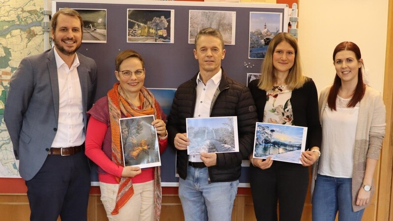 Bürgermeister Matthias Kohlmayer (l.) und Miriam Leeb (r.) vom Kulturamt gratulierten den Siegern des Fotowettbewerbs (ab 2. v. l.): Sabine Winner, Werner Brem und Kerstin Gahr.