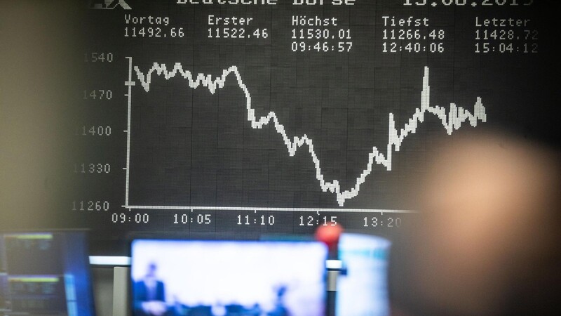Das Auf und Ab der Dax-Kurve im Handelssaal der Frankfurter Börse (Archivfoto): Ob nun nach der Sommerflaute die Börsenmotoren wieder aufheulen und die Prozente tickern, keiner weiß es.